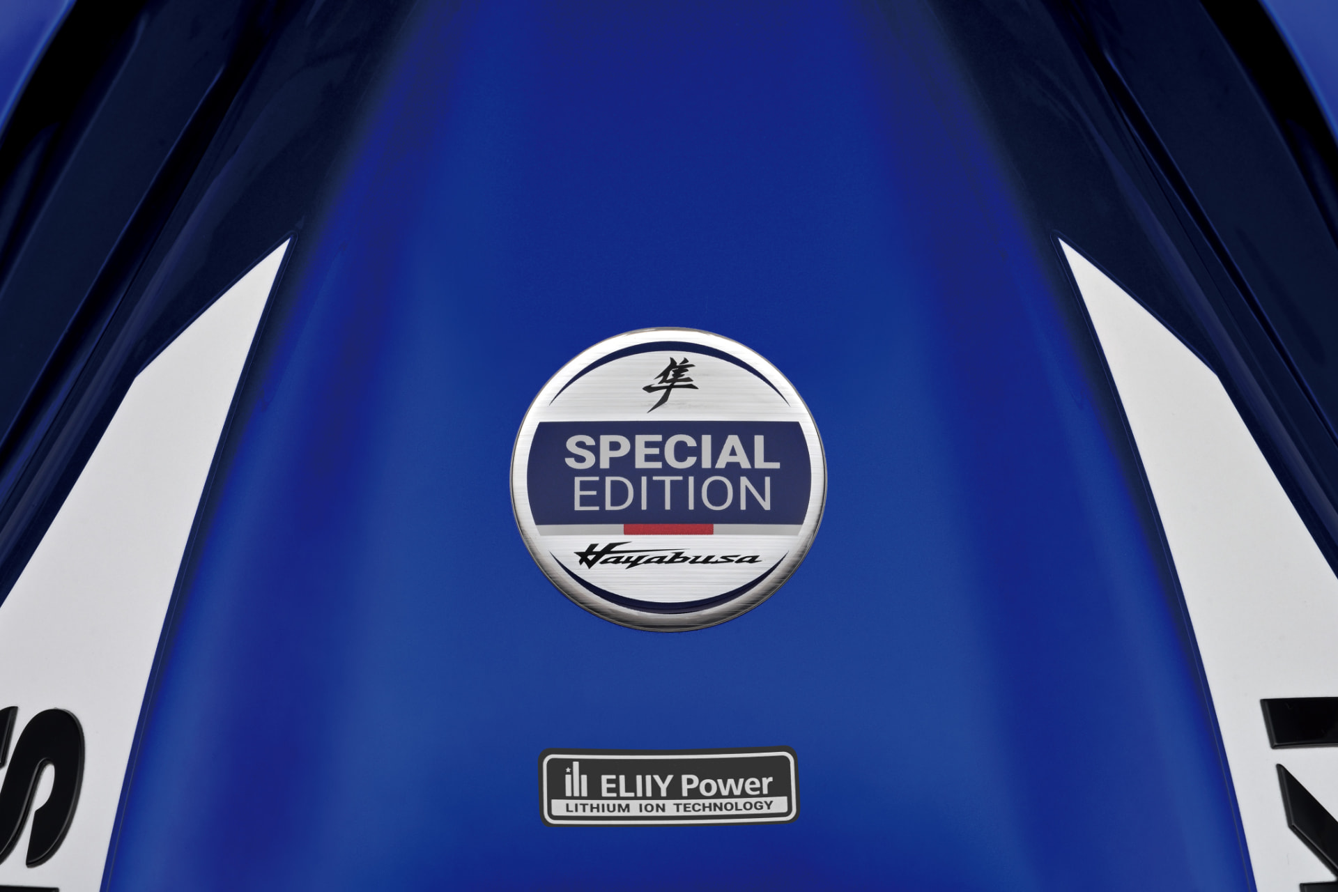 Emblema Special Edition aplicado sobre a pintura azul da Hayabusa