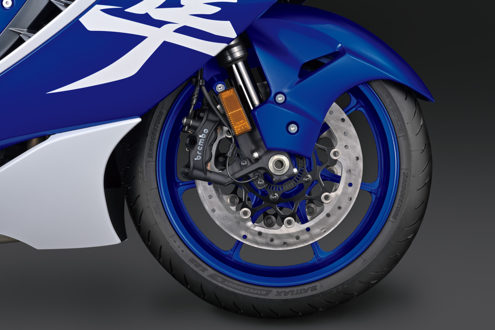 Roda dianteira azul, disco de freio e pinça Brembo da Hayabusa