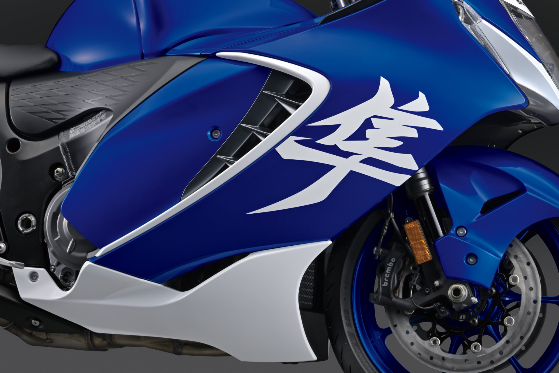 Detalhe da carenagem lateral azul e branca com ideograma Hayabusa